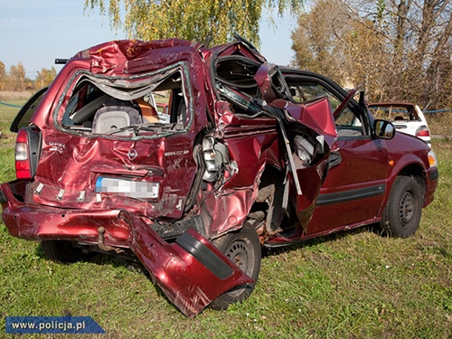 Samochód po wypadku, źródło: www.policja.pl