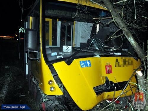 Rozbity autobus, źródło: www.policja.pl