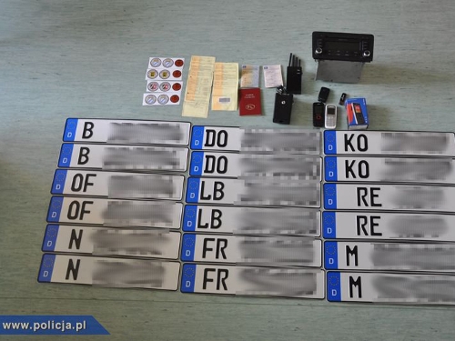Przestępcy posługiwali się podrobionymi tablicami na niemieckich numerach, źródło: www.policja.pl