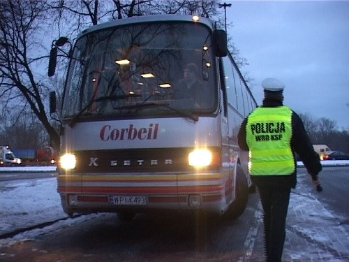 Policyjna kontrola autobusu, źródło: www.policja.pl
