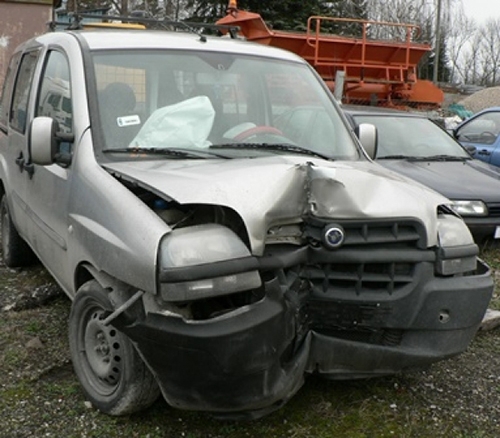 Rozbity samochód, źródło: www.kwp.lublin.pl
