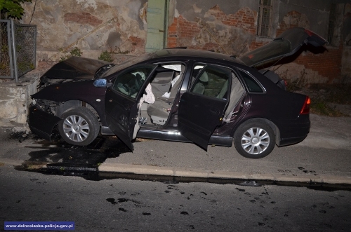 Pościg zakończył się zniszczeniem uciekającego samochodu, źródło: www.policja.pl
