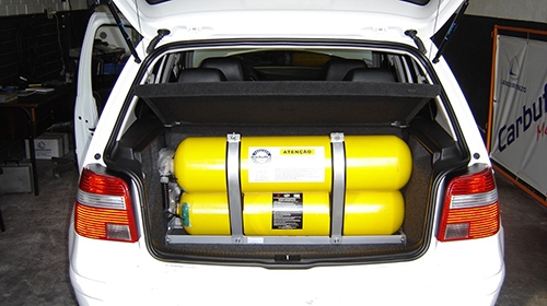 Samochódz niefabryczną instalacją CNG, źródło: Źródło: wikipedia.org