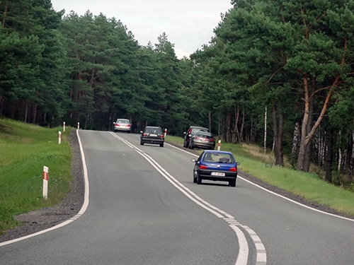 Samochody zaparkowane z naruszeniem przepisów ruchu drogogowego, źródło: materiały własne www.info-car.pl