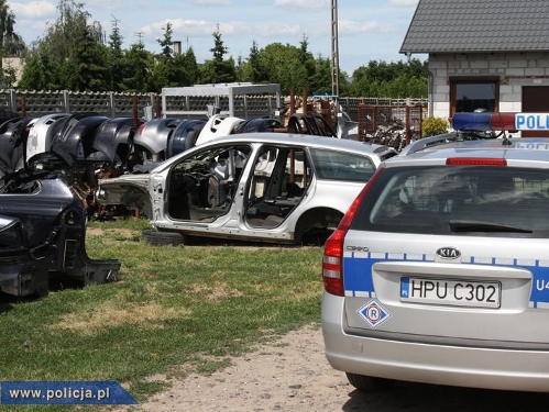 Obecnie wiekszość kradzionych samochodów trafia do takich miejsc w celu rozebrania ich na części, źródło: www.policja.pl