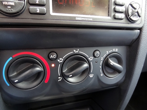 Pokrętła do manualnego regulowania temperatury wnętrza samochodu, źródło: materiały własne www.info-car.pl