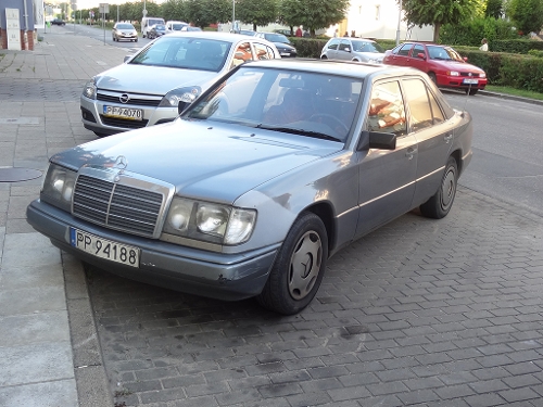 Około trzydziestoletni Mercedes, źródło: materiały własne www.info-car.pl