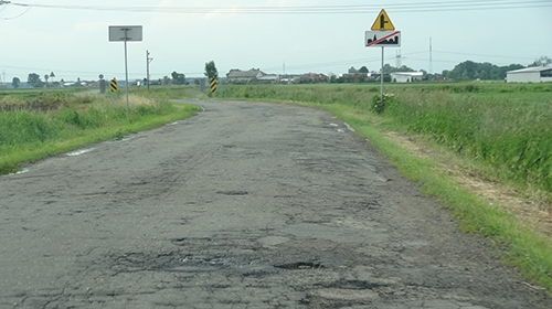 Na dziurawej drodze lepiej powstrzymać się od wyprzedzania, źródło: materiały info-car.pl