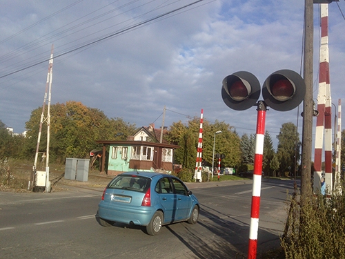 Strzeżony przejazd kolejowy z zaporami, źródło: materiały własne www.info-car.pl