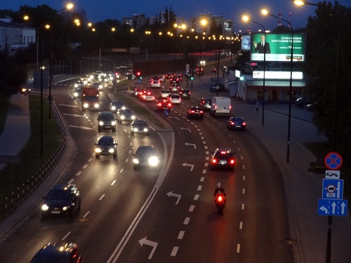 W takich miejscach kierowca nie może używać świateł drogowych "długich", źródło: materiały własne info-car.pl