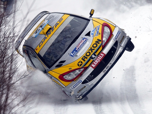 Peugeot 206 WRC podczas Rajdu Szwecji, źródło: wikipedia.org, autor:Christopher Batt, Ten plik udostępniony jest na licencji Creative Commons Attribution ShareAlike 2.5