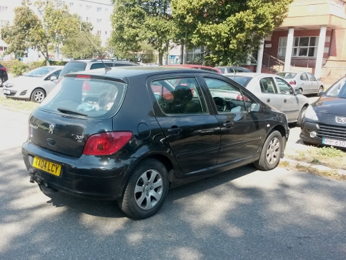 Samochód z kierownicą po prawej stronie, źródło: materiały własne info-car.pl