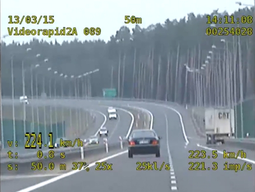 Podczas jazdy mercedes przekraczał ponad 220 km/h, źródło: www.policja.pl