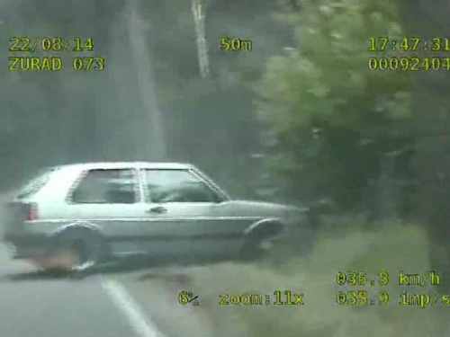 Ucieczka młodego kierowcy zakończyła się poślizgiem, źródło: www.policja.pl