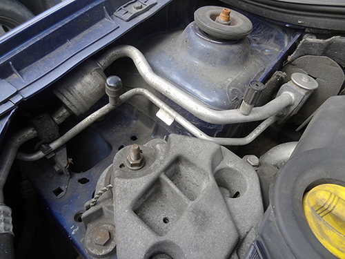 Aluminiowe przewody klimatyzacji można łatwo uszkodzić podczas napraw w komorze silnika
