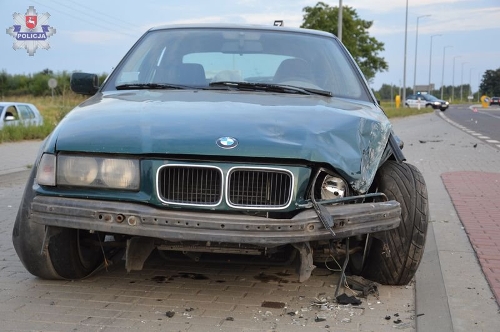Rozbite BMW uczestniczące w nielegalnym wyścigu, źródło: lubelska.policja.gov.pl