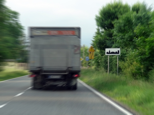 Kierowca wjeżdżający w obszar zabudowany z prędkością 91 km/h musi się liczyć z tym, że policja zatrzyma jego prawo jazdy na 3 miesiące. , źródło: materiały własne www.info-car.pl