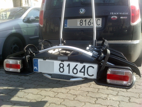 Przykład bagaznika rowerowego z podrobioną tablicą rejestracyjną., źródło: materiały własne www.info-car.pl