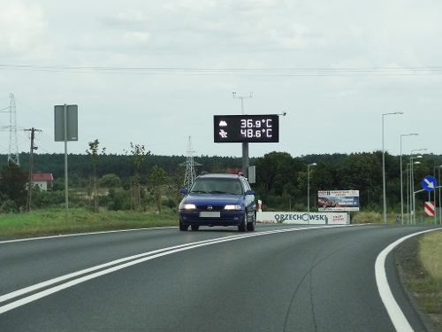 W takich warunkach pogodowych, wnętrze pojazdu nagrzewa się błyskawicznie, źródło: materiały własne www.info-car.pl