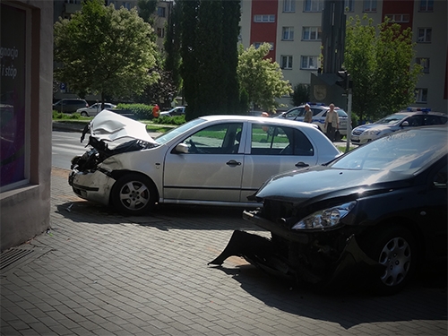 Zderzenie dwóch samochodów osobowych, źródło: materiały własne www.info-car.pl