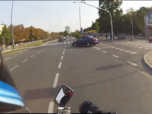 "Położenie" motocykla bardzo czesto jest jedynym wyjściem z kryzysowej sytuacji, źródło: www.youtube.com/user/vlogcasha