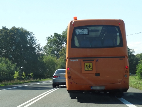 Manewr wyprzedzania wykonany w miejscu, gdzie obowiązuje zakaz wyprzedzania.