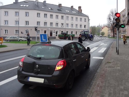 Samochody nauki jazdy często bywają ofiarami kierowców nie zatrzymujących się na zielonej strzałce , źródło: materiały własne info-car.pl