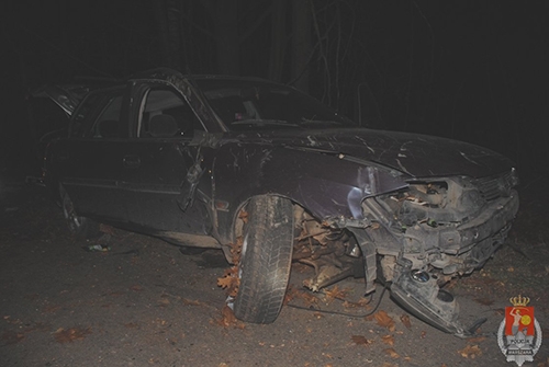 Rozbity samochód, źródło: www.policja.waw.pl