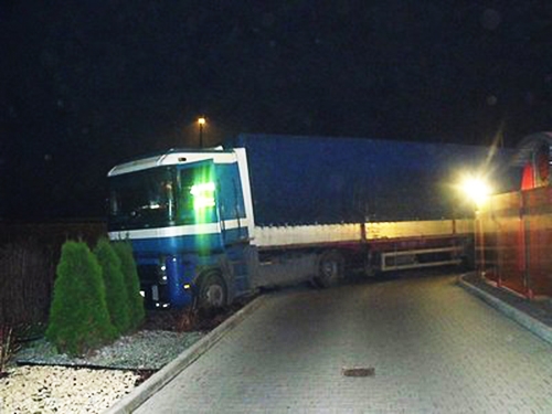 zablokowana cieżarówka, źródło: www.slaska.policja.gov.pl