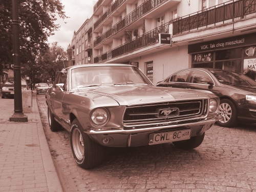 O Mustangu w tamtych czasach zwykły Kowalski mógł jedynie pomażyć. Takie auta były zarezerwowane dla gwiazd i partyjnych dygnitarzy. Źródło: InfoCar
