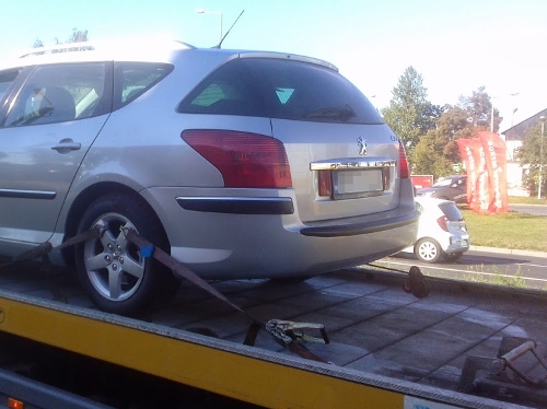 Korzystanie z przeterminowanego pozwolenia czasowego może skutkować odholowaniem pojazdu na policyjny parking, źródło: materiały własne www.info-car.pl