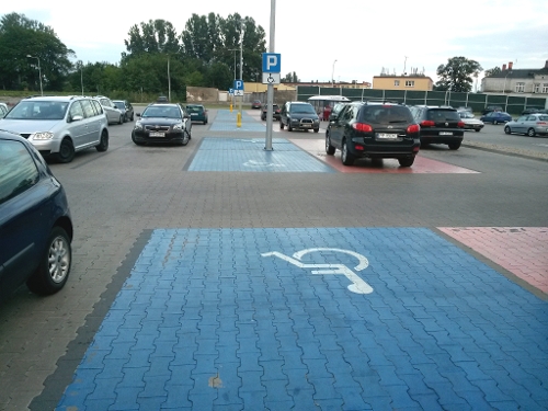 Miejsca parkingowe dla osób niepełnosprawnych, źródło: materiały własne info-car.pl