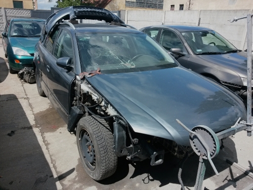 Wodoczne na zdjęciu Audi ma poważnie uszkodzony przód i wystrzelone poduszki powierdzne. Naprawiane jest na zlecenie handlarza samochodów używanych..., źródło: materiały własne info-car.pl