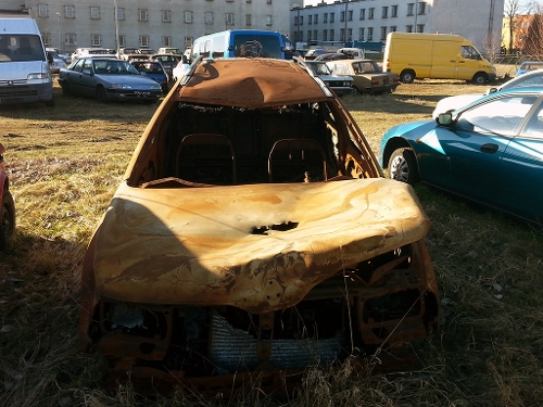 Spalony samochód na parkingu policyjnym, źródło: materiały własne www.info-car.pl