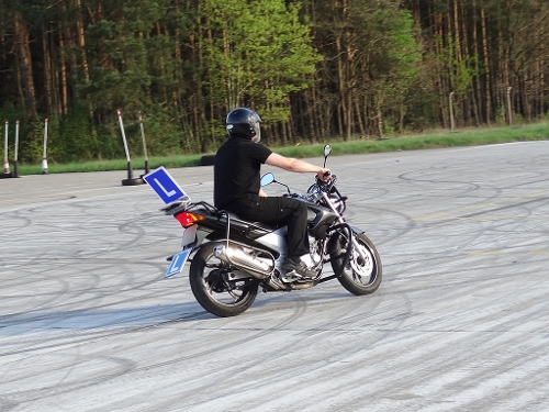 Szkolenie motocyklisty na placu manewrowym, źródło: materiały własne www.info-car.pl