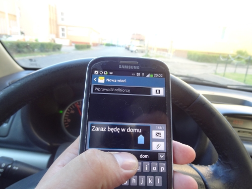 Kierowca podczas jazdy bezwzględnie powinien patrzeć na drogę, a nie na ekran telefonu, źródło: materiały własne www.info-car.pl