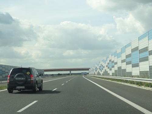 Wyprzedzanie z prawej strony na autostradzie jest dozwolone., źródło: materiały własne www.info-car.pl